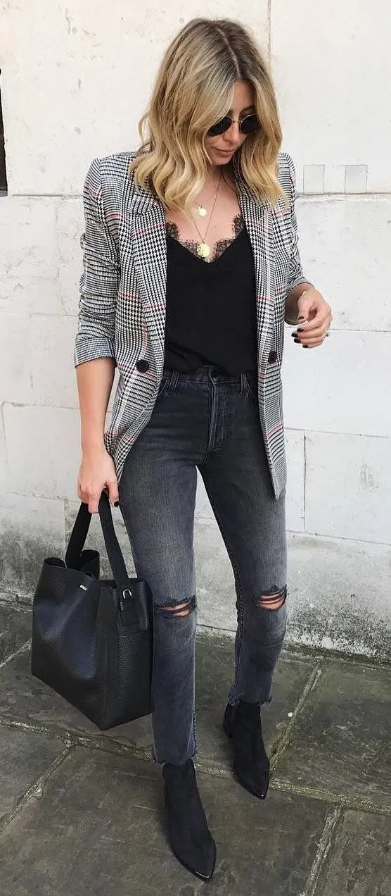 20 Alasan High-waisted Jeans Bisa Jadi Penolong Tampilanmu 32