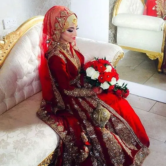 12 Inspirasi Busana Pengantin India Berhijab yang Menawan Hati. Saatnya Tampil Glamor dan Santun Kala Jadi Ratu Sehari 23