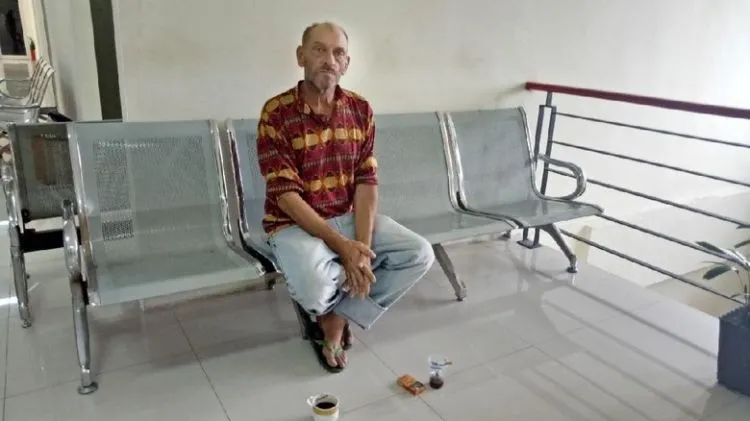 Ian, Bule Terlantar Asal Inggris yang Tinggal di Bantaran Kali Angke. Kira-kira Apa Sebabnya ya? 4