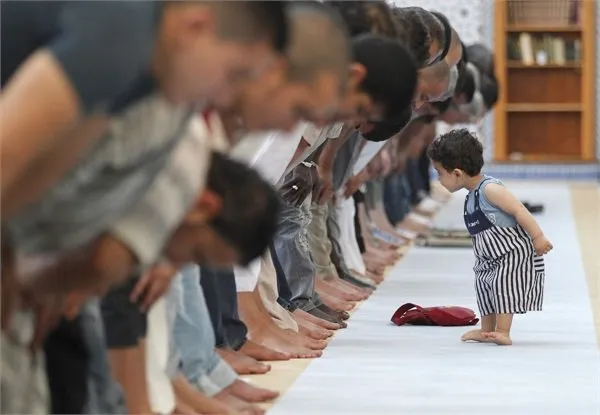 17+ Potret Anak-Anak dari Berbagai Penjuru Dunia Saat Ikut ke Masjid. Lucu sih, Selama Nggak Ganggu Ibadah 24