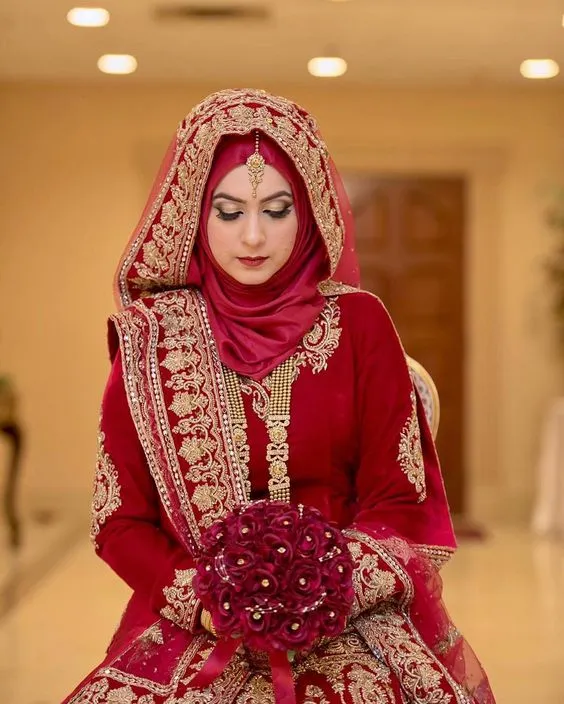 12 Inspirasi Busana Pengantin India Berhijab yang Menawan Hati. Saatnya Tampil Glamor dan Santun Kala Jadi Ratu Sehari 15