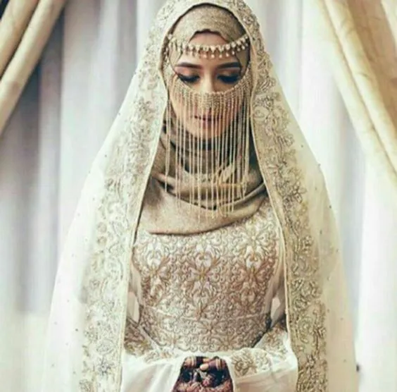 12 Inspirasi Busana Pengantin India Berhijab yang Menawan Hati. Saatnya Tampil Glamor dan Santun Kala Jadi Ratu Sehari 20