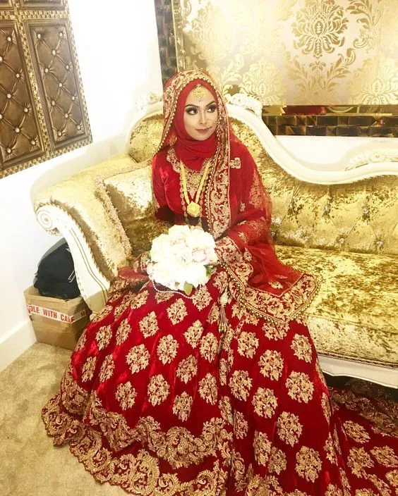 12 Inspirasi Busana Pengantin India Berhijab yang Menawan Hati. Saatnya Tampil Glamor dan Santun Kala Jadi Ratu Sehari 22