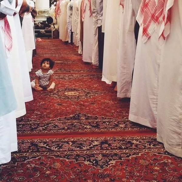 17+ Potret Anak-Anak dari Berbagai Penjuru Dunia Saat Ikut ke Masjid. Lucu sih, Selama Nggak Ganggu Ibadah 25