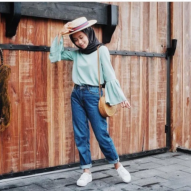 20 Alasan High-waisted Jeans Bisa Jadi Penolong Tampilanmu 35