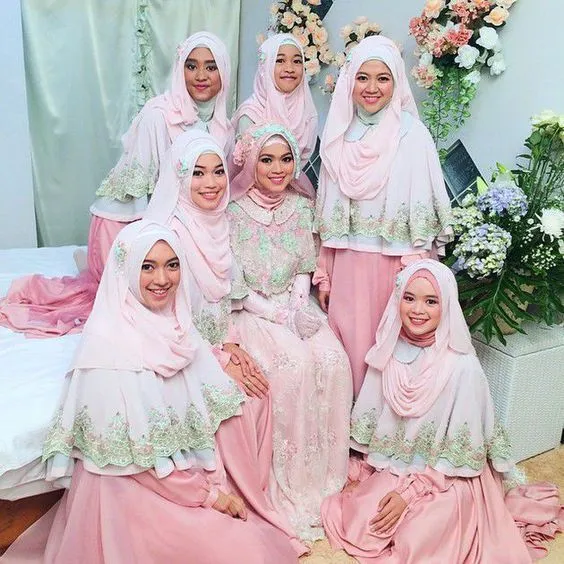 Anggunnya HQQ, 16+ Inspirasi Busana Bridesmaid Syar'i Menutup Dada Ini Layak Diadopsi 27