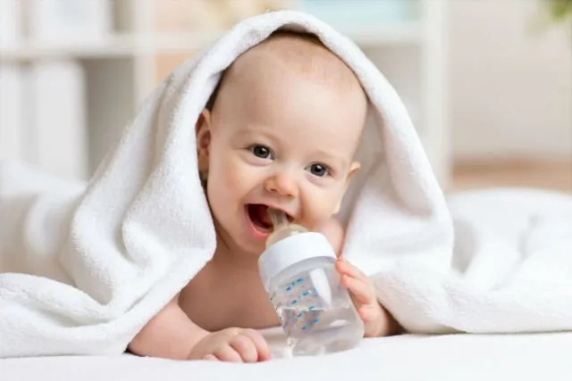Meski Air Putih Baik Bagi Kesehatan Orang Dewasa, Tapi Nggak Baik Lho Buat Bayi. Ini 5 Alasannya 6