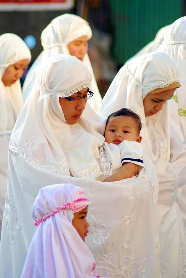17+ Potret Anak-Anak dari Berbagai Penjuru Dunia Saat Ikut ke Masjid. Lucu sih, Selama Nggak Ganggu Ibadah 26