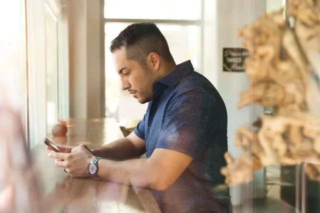 Cowok Perlu Tahu, 7 Hal Remeh Ini Merupakan Selingkuh Tipis-tipis yang Bikin Hati Cewek Miris 9
