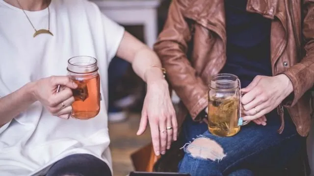 7 Suka Duka Punya Teman yang Berisiknya Level Dewa. Geregetan tapi Menjauh Pun Tak Tega 9