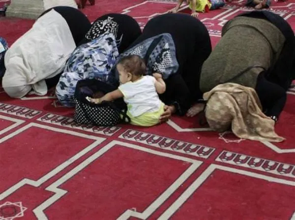 17+ Potret Anak-Anak dari Berbagai Penjuru Dunia Saat Ikut ke Masjid. Lucu sih, Selama Nggak Ganggu Ibadah 28
