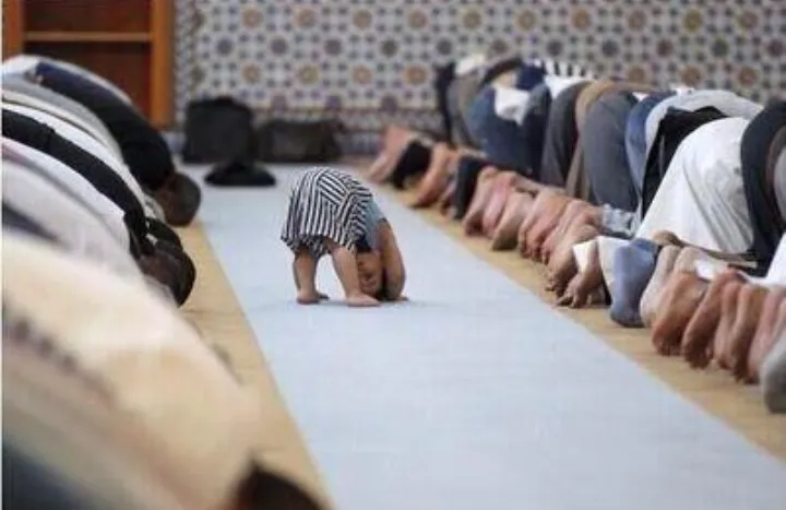 17+ Potret Anak-Anak dari Berbagai Penjuru Dunia Saat Ikut ke Masjid. Lucu sih, Selama Nggak Ganggu Ibadah 29