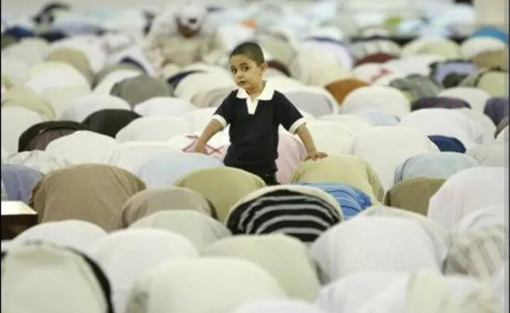 17+ Potret Anak-Anak dari Berbagai Penjuru Dunia Saat Ikut ke Masjid. Lucu sih, Selama Nggak Ganggu Ibadah 30