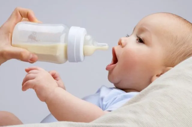Meski Air Putih Baik Bagi Kesehatan Orang Dewasa, Tapi Nggak Baik Lho Buat Bayi. Ini 5 Alasannya 7