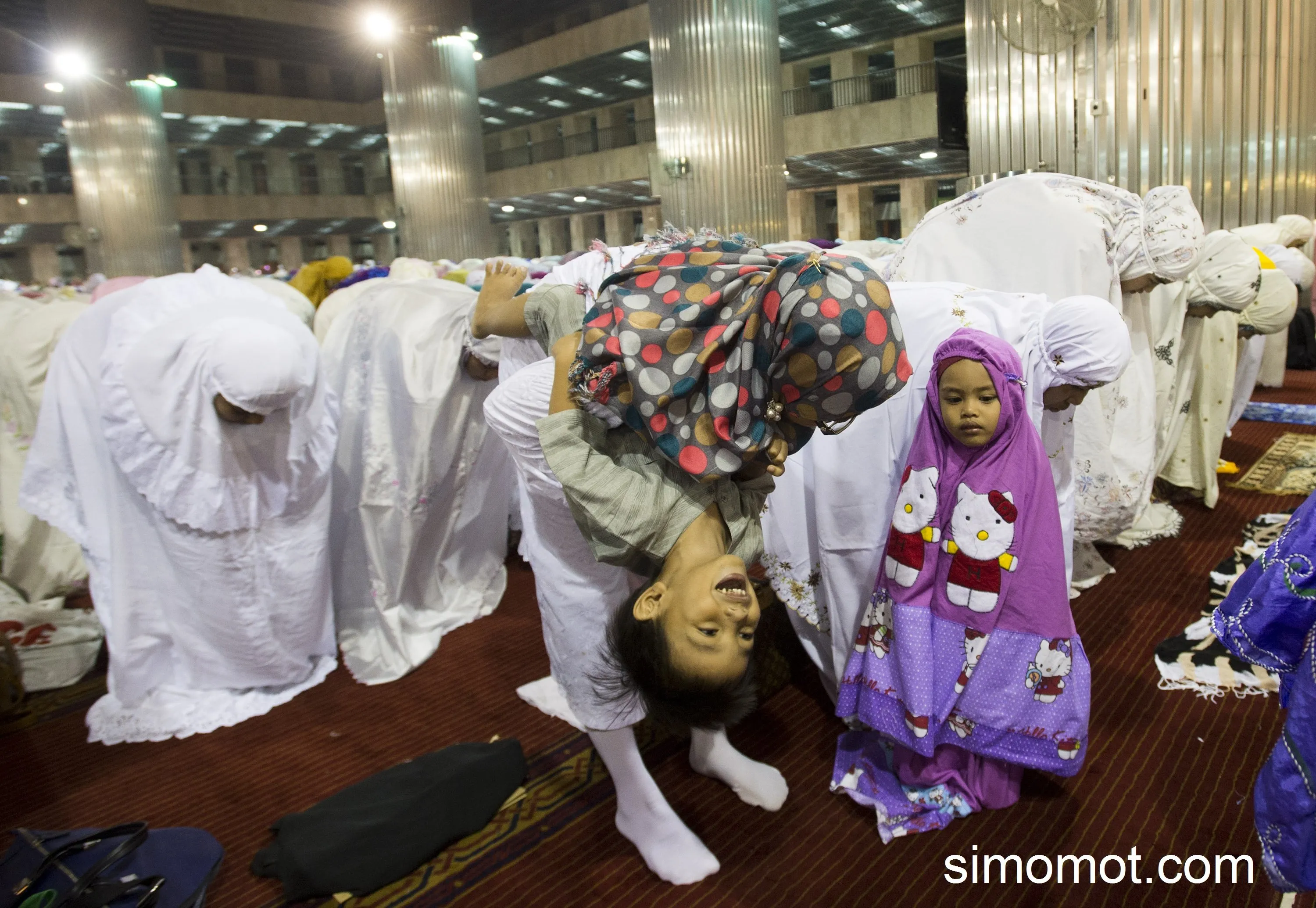 17+ Potret Anak-Anak dari Berbagai Penjuru Dunia Saat Ikut ke Masjid. Lucu sih, Selama Nggak Ganggu Ibadah 32