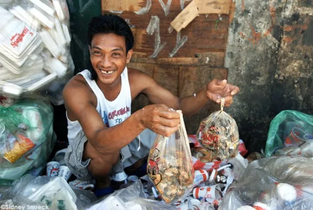 11 Aksi Makan 'Sampah' yang Makin Populer di Seluruh Dunia. Bahkan Ada Presiden yang Ikutan Lho! 12