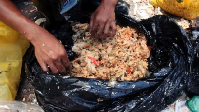 11 Aksi Makan 'Sampah' yang Makin Populer di Seluruh Dunia. Bahkan Ada Presiden yang Ikutan Lho! 13