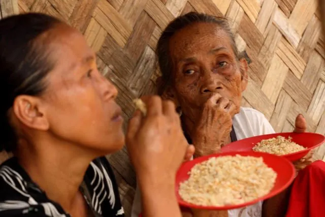 11 Aksi Makan 'Sampah' yang Makin Populer di Seluruh Dunia. Bahkan Ada Presiden yang Ikutan Lho! 15