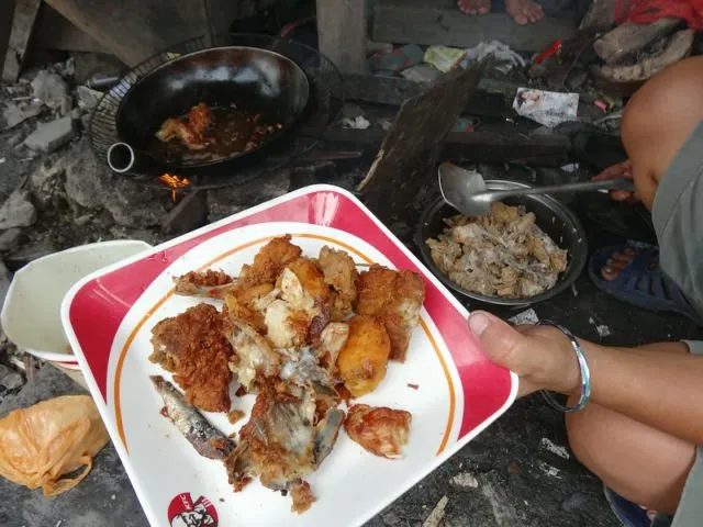 11 Aksi Makan 'Sampah' yang Makin Populer di Seluruh Dunia. Bahkan Ada Presiden yang Ikutan Lho! 14