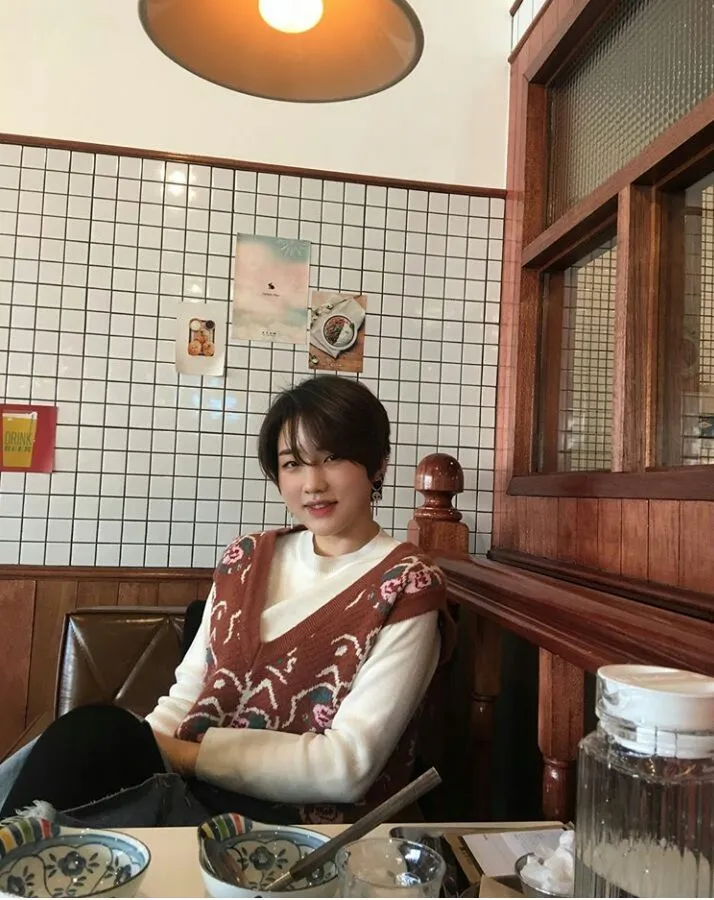 Sedikit Berkesan Tomboy, 10+ Gaya Hits Han Yoora Ini Buktikan Rambut Pendek Pun Bisa Bikin Terlihat Imut dan Manis 22