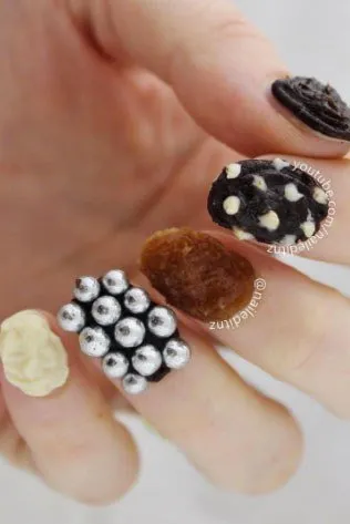 14+ Nail Art Terunik sampai Bikin Alis Kamu Mengernyit. Ada yang Lucu, Ada Pula yang Super Nyentrik 17