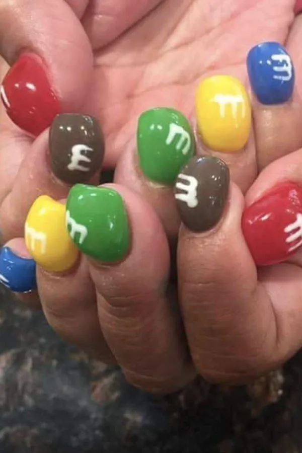 14+ Nail Art Terunik sampai Bikin Alis Kamu Mengernyit. Ada yang Lucu, Ada Pula yang Super Nyentrik 24