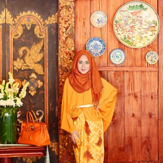 Padanan Anti Norak buat Atasan Warna Kuning Mustard. Selain Bikin Cerah Kulit, Juga Tak Mencolok di Mata 24