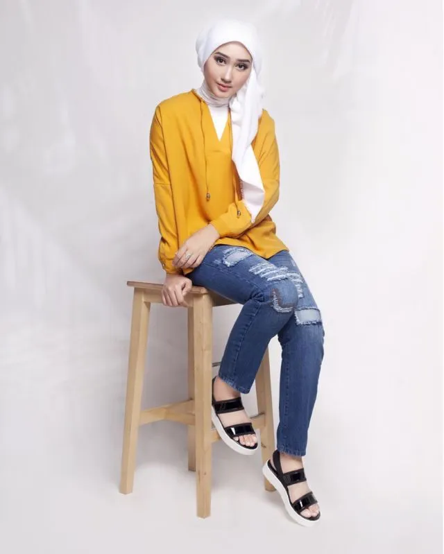 Padanan Anti Norak buat Atasan Warna Kuning Mustard. Selain Bikin Cerah Kulit, Juga Tak Mencolok di Mata 19