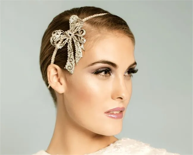 14 Ide Tatanan Rambut dan Hijab Pengantin dengan Aneka Side Tiara yang Memesona. Kunci Tampil Beda di Hari Istimewa 20