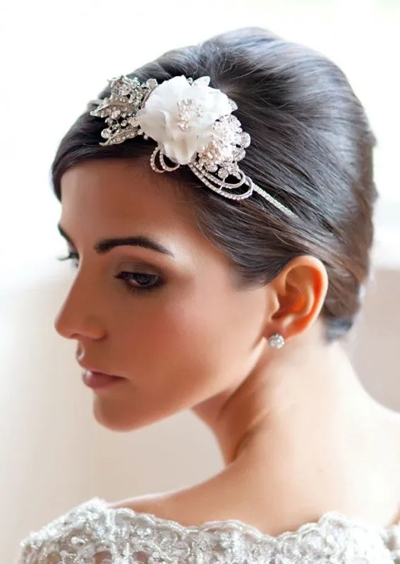 14 Ide Tatanan Rambut dan Hijab Pengantin dengan Aneka Side Tiara yang Memesona. Kunci Tampil Beda di Hari Istimewa 18