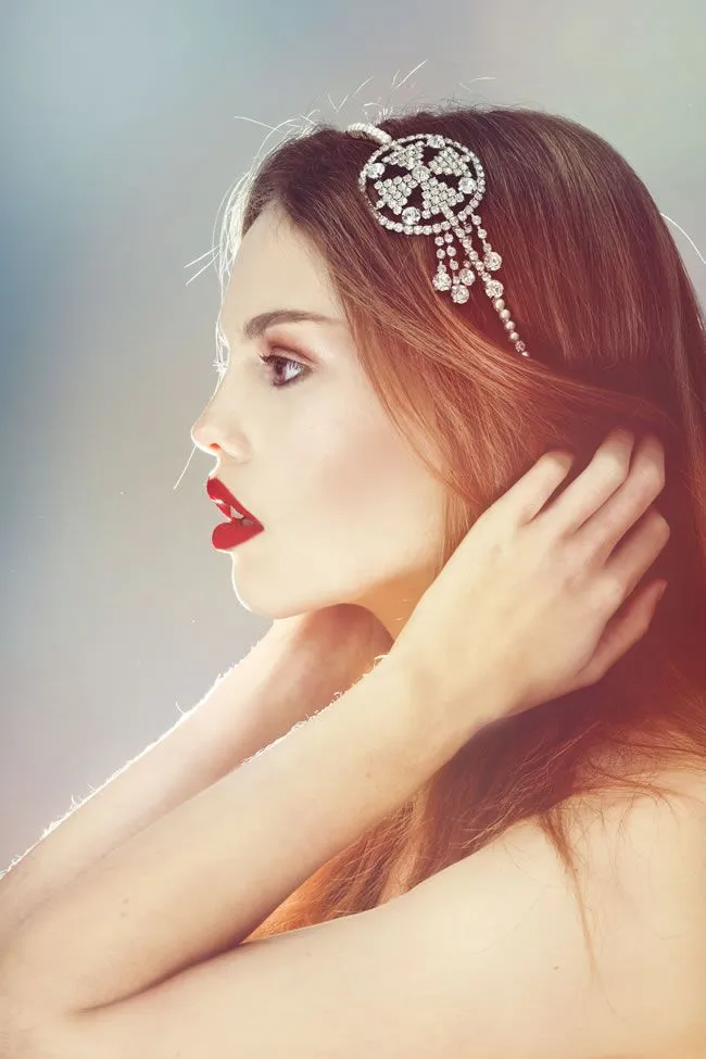 14 Ide Tatanan Rambut dan Hijab Pengantin dengan Aneka Side Tiara yang Memesona. Kunci Tampil Beda di Hari Istimewa 21