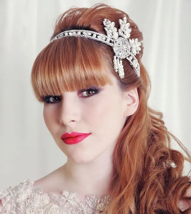 14 Ide Tatanan Rambut dan Hijab Pengantin dengan Aneka Side Tiara yang Memesona. Kunci Tampil Beda di Hari Istimewa 24