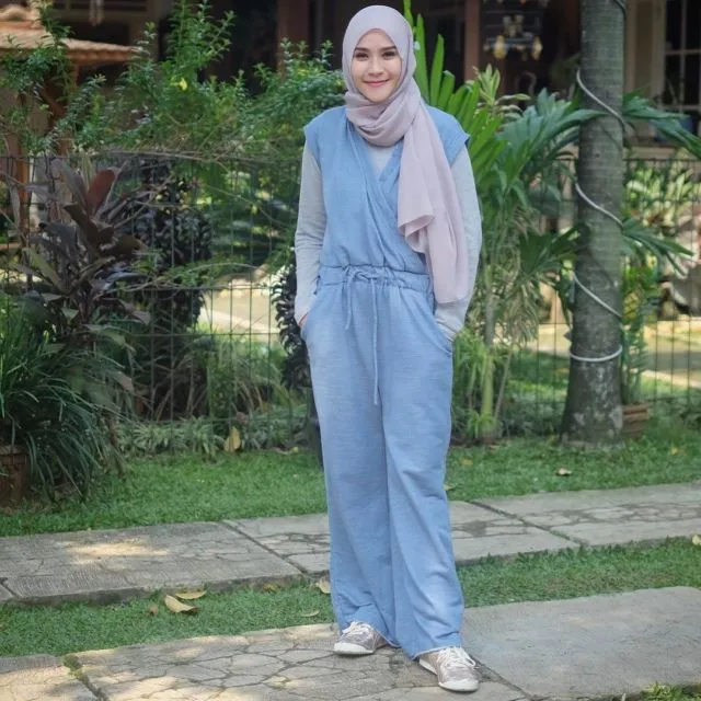 Serba Longgar dan Simpel Semua, Gaya Busana Hijab Zaskia Adya Mecca Ini Senyaman Outfit Rumahan 18