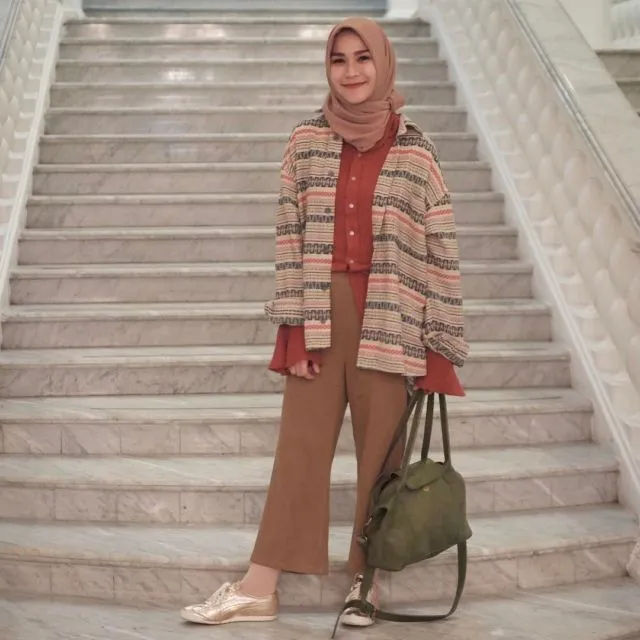 Serba Longgar dan Simpel Semua, Gaya Busana Hijab Zaskia Adya Mecca Ini Senyaman Outfit Rumahan 19