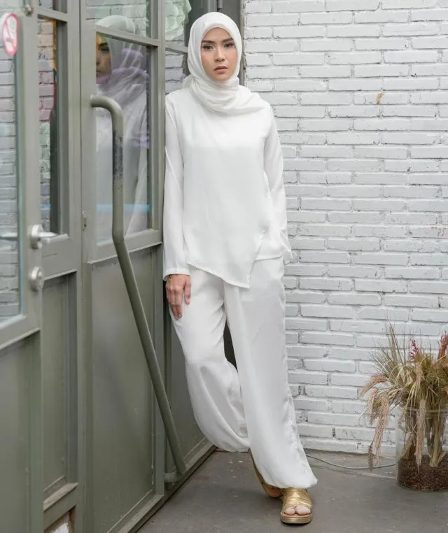 Serba Longgar dan Simpel Semua, Gaya Busana Hijab Zaskia Adya Mecca Ini Senyaman Outfit Rumahan 20