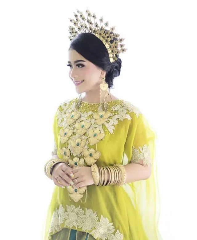 Parade Pengantin Bugis Mengenakan Baju Bodo Kaya Warna. Memikat Setiap Orang yang Memandangnya 24