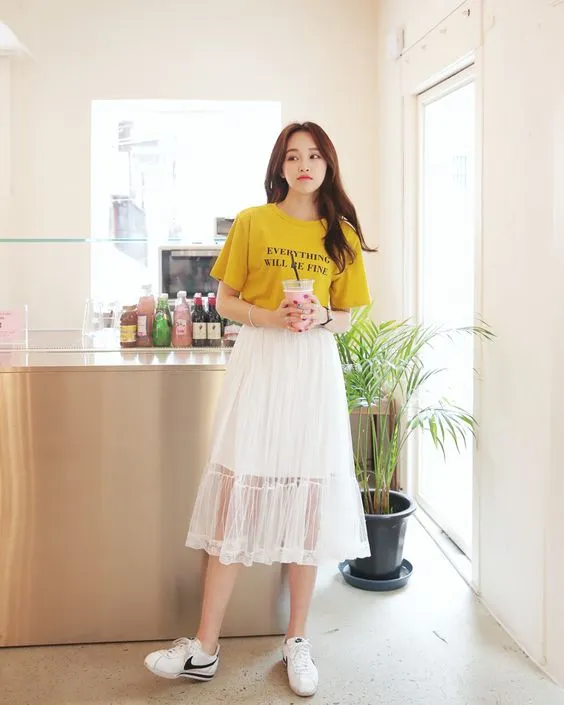 Padanan Anti Norak buat Atasan Warna Kuning Mustard. Selain Bikin Cerah Kulit, Juga Tak Mencolok di Mata 20