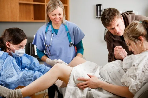 11 Pertimbangan Antara Mau Melahirkan di Dokter atau Bidan. Yuk, Pilih Sesuai Kebutuhan! 19