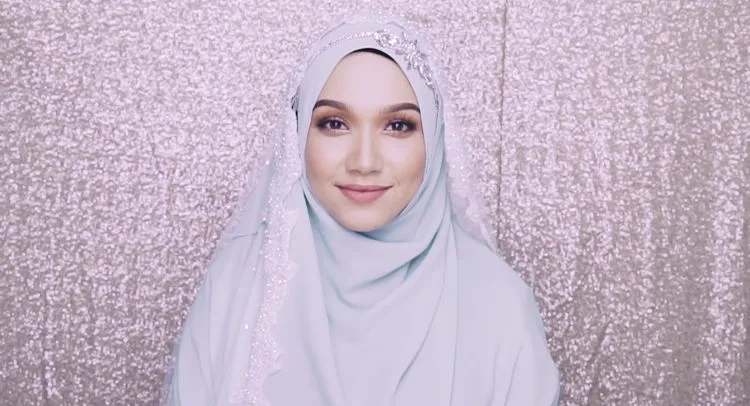 14 Ide Tatanan Rambut dan Hijab Pengantin dengan Aneka Side Tiara yang Memesona. Kunci Tampil Beda di Hari Istimewa 26