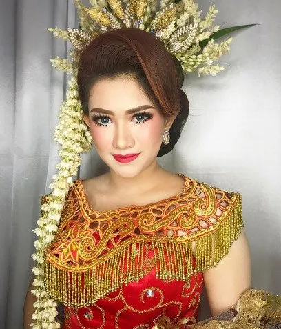 Jarang Terekspos, 7+ Inspirasi Make-up dan Busana Adat Pernikahan Perempuan Dayak Ngaju ini Begitu Mewah dan Menawan 15