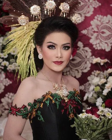 Jarang Terekspos, 7+ Inspirasi Make-up dan Busana Adat Pernikahan Perempuan Dayak Ngaju ini Begitu Mewah dan Menawan 16