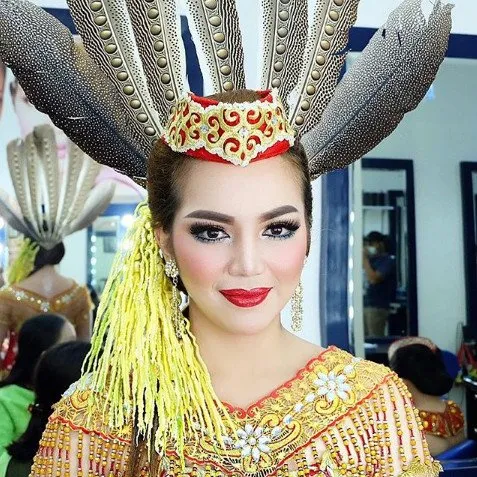 Jarang Terekspos, 7+ Inspirasi Make-up dan Busana Adat Pernikahan Perempuan Dayak Ngaju ini Begitu Mewah dan Menawan 19
