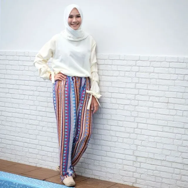 Serba Longgar dan Simpel Semua, Gaya Busana Hijab Zaskia Adya Mecca Ini Senyaman Outfit Rumahan 23