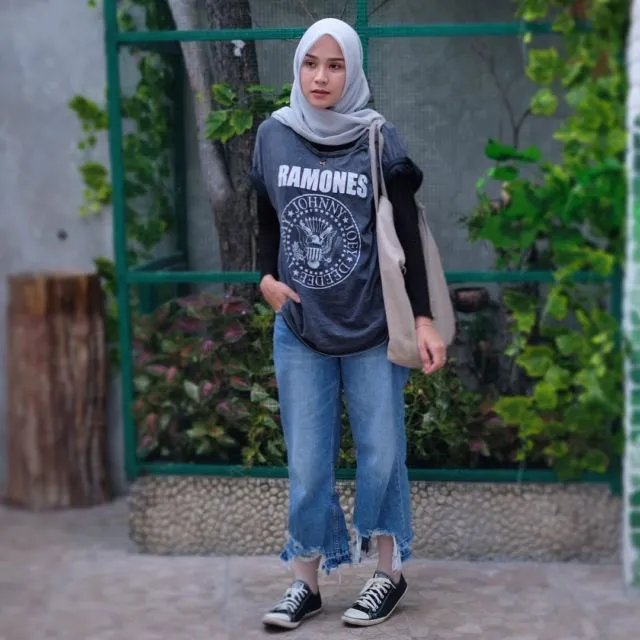Serba Longgar dan Simpel Semua, Gaya Busana Hijab Zaskia Adya Mecca Ini Senyaman Outfit Rumahan 21