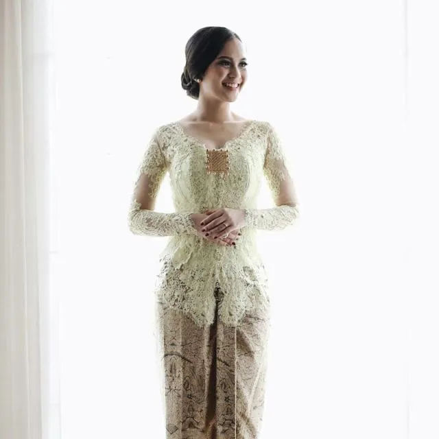 6 Variasi Kerah Kebaya yang Nggak Lekang Zaman; Bisa Dicocokkan dengan Bentuk Tubuh! 7
