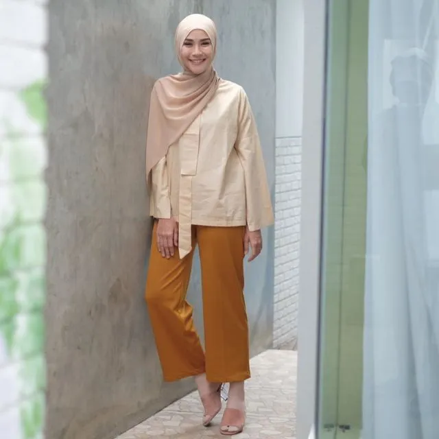 Serba Longgar dan Simpel Semua, Gaya Busana Hijab Zaskia Adya Mecca Ini Senyaman Outfit Rumahan 26