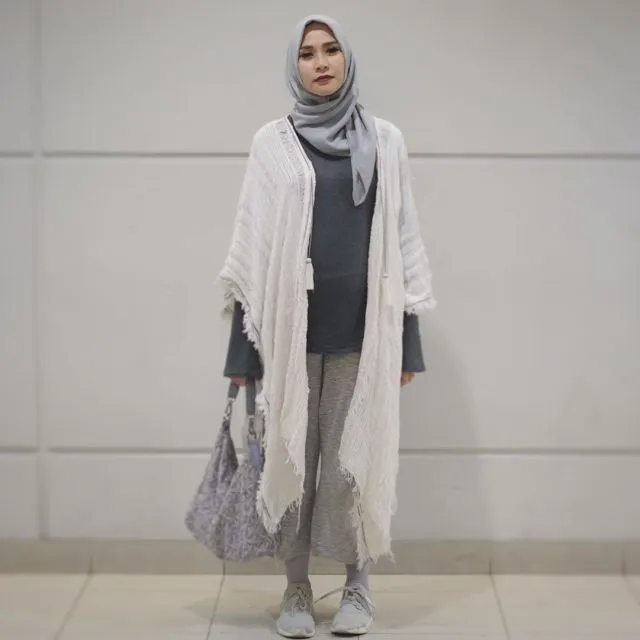 Serba Longgar dan Simpel Semua, Gaya Busana Hijab Zaskia Adya Mecca Ini Senyaman Outfit Rumahan 25
