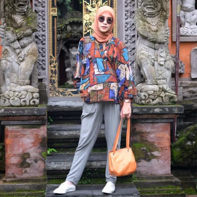 Serba Longgar dan Simpel Semua, Gaya Busana Hijab Zaskia Adya Mecca Ini Senyaman Outfit Rumahan 28