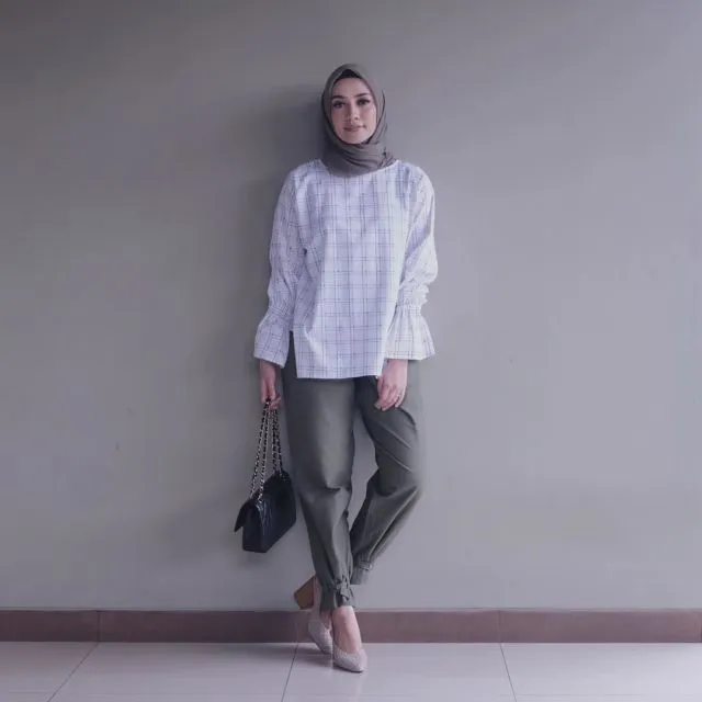 10 Cara Pakai Baju Putih Sesuai Warna Kulit. Biar Tetap Cerah dan Syahdu Dipandang 13