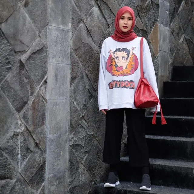 Serba Longgar dan Simpel Semua, Gaya Busana Hijab Zaskia Adya Mecca Ini Senyaman Outfit Rumahan 29